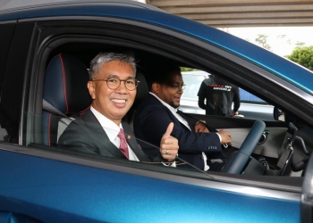 YB Tengku Zafrul sambut kedatangan Tesla ke Malaysia