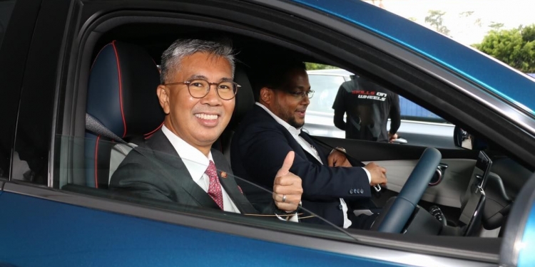 YB Tengku Zafrul sambut kedatangan Tesla ke Malaysia