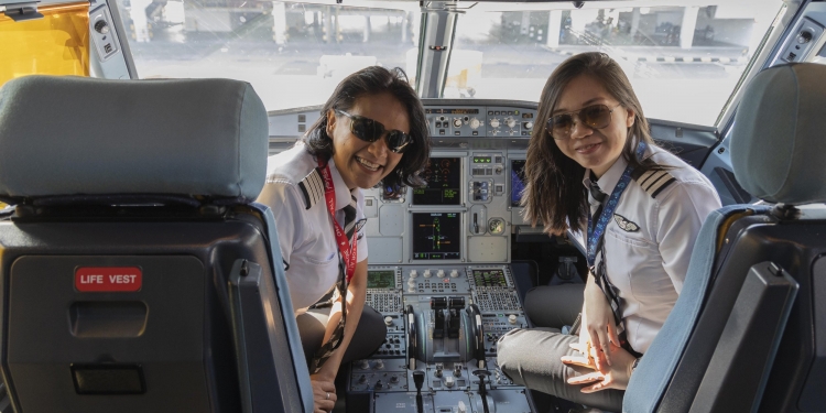 AirAsia syarikat penerbangan pertama di Asean beri peluang pada wanita jadi juruterbang, anda nak jadi antara mereka?