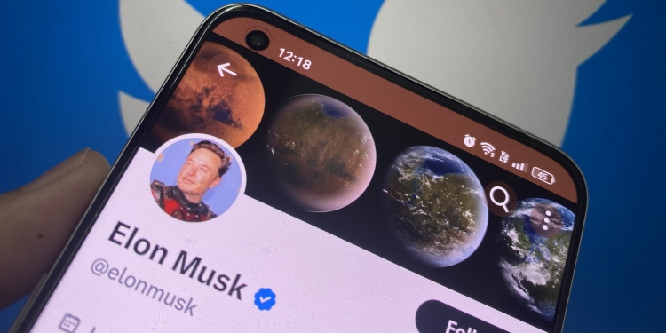 Elon Musk hadkan ‘For You’ di Twitter dari akaun biru sahaja, ini sebabnya