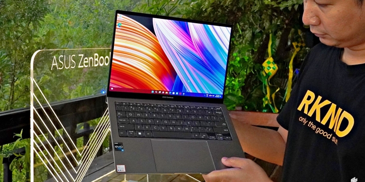 Asus Zenbook S 13 OLED cuma setebal 1cm dan seberat 1kg, harga bemula RM4,999