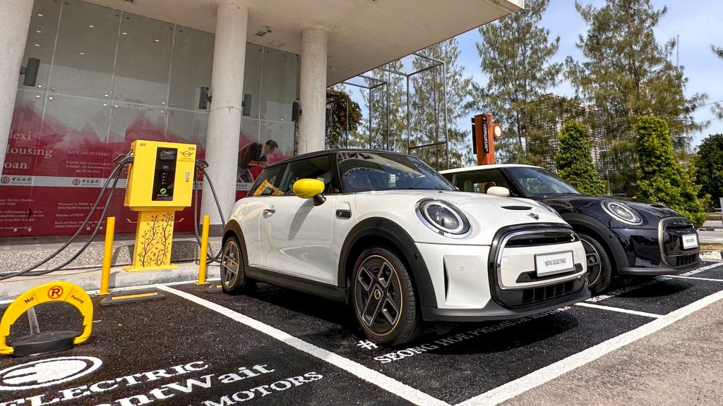 Mini EV sedang mengecas