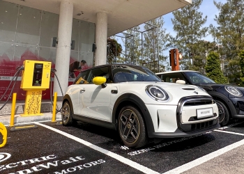 Mini EV sedang mengecas