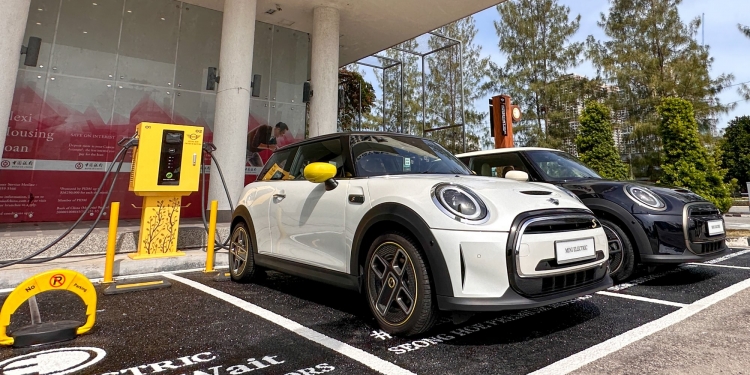 Mini EV sedang mengecas