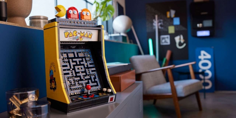 Set lego Pac-Man ini ada gear untuk gerakkan watak utama, imbau nostalgia 80-an