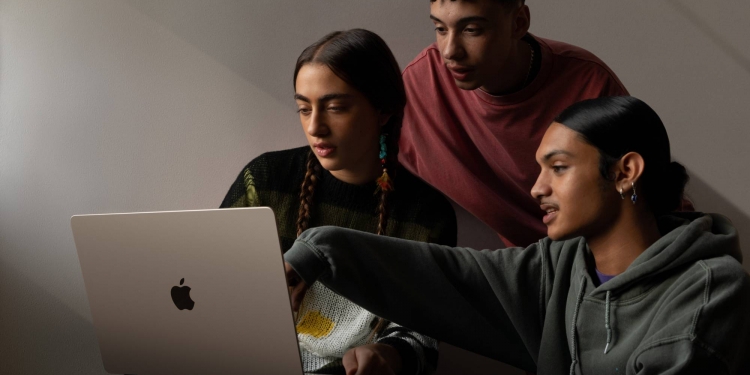 MacBook Air 15: Paparan lebih besar dengan manfaat Apple M2 pada harga bermula RM6,199