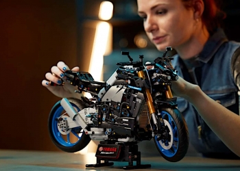 Raja tork Yamaha MT-10 SP diabadikan pada set Lego Technic pada skala 1:5