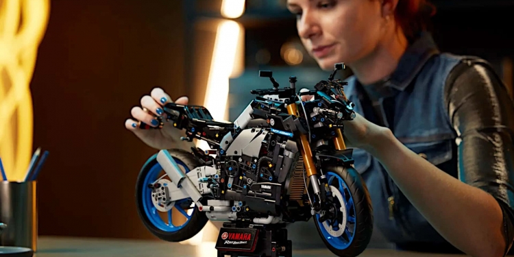 Raja tork Yamaha MT-10 SP diabadikan pada set Lego Technic pada skala 1:5
