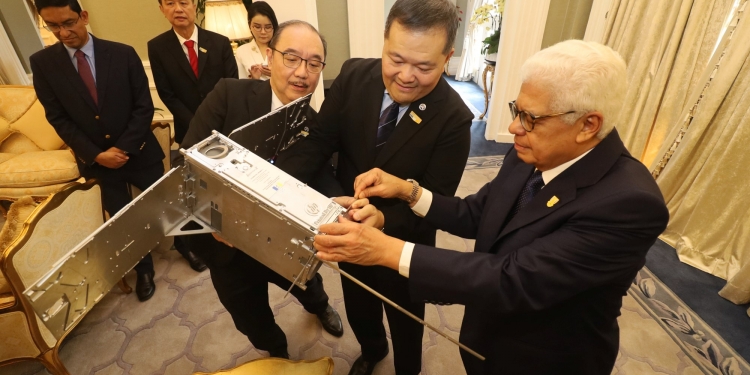 Angkasa-X tawar data satelit tanpa had percuma untuk semua selama 12 bulan