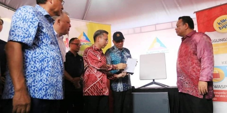 Fahmi Fadzil: Kerajaan pasang Starlink pertama di UiTM Kuala Pilah sebagai penyelesaian internet sementara