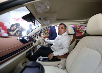 Antony Loke di dalam EV Ora Good Cat