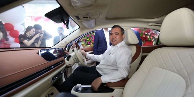 Antony Loke di dalam EV Ora Good Cat