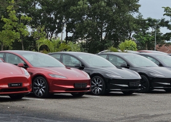 Kumpulan pertama Tesla Model 3 dilihat di pusat pameran Cyberjaya