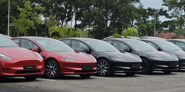 Kumpulan pertama Tesla Model 3 dilihat di pusat pameran Cyberjaya