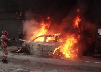 Kereta elektrik Mercedes Benz EQB terbakar ketika mengecas di pusat pengedaran