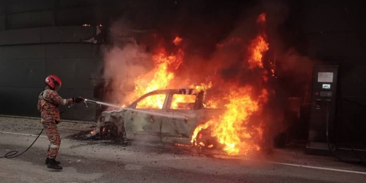 Kereta elektrik Mercedes Benz EQB terbakar ketika mengecas di pusat pengedaran