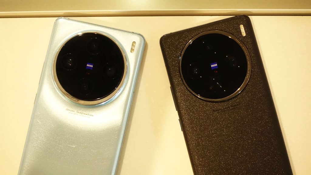 Vivo X100 (kiri) & Vivo X100 Pro (kanan)