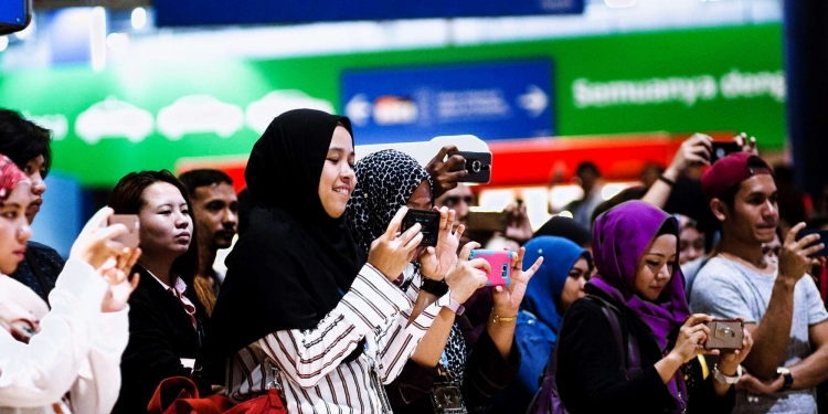 Pengguna kini lebih gemar beli telefon kelas premium berbanding bajet