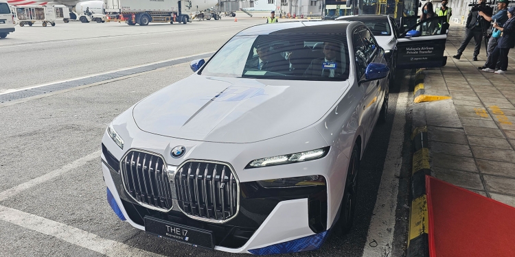 Malaysia Airlines guna EV BMW i7 untuk hantar penumpang istimewa ke terminal penerbangan