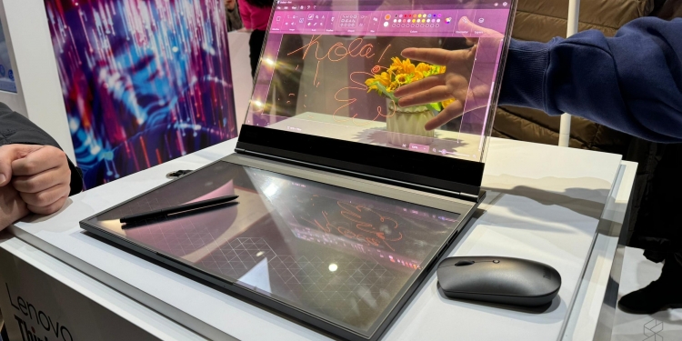 [MWC 2024] Skrin lutsinar laptop Lenovo ThinkBook Transparent Display tarik ramai pengunjung