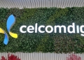 Logo CelcomDigi berlatarbelakangkan hijau