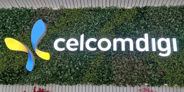 Logo CelcomDigi berlatarbelakangkan hijau