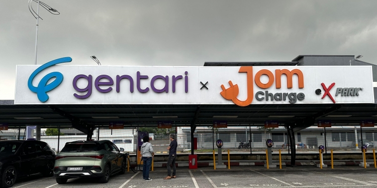 Boleh tak charge EV sewaktu hujan? Kami ujinya