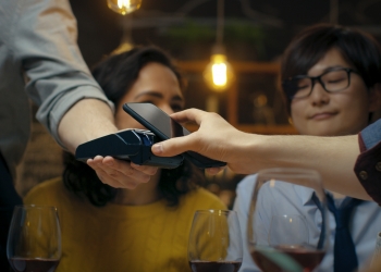 Hanya tap dan bayar dengan telefon anda – Pembayaran Tanpa Sentuh Visa menjadikan membeli-belah semudah membuka kunci telefon