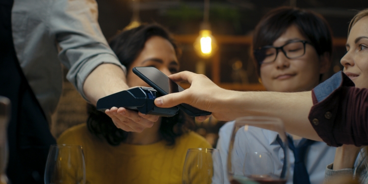 Hanya tap dan bayar dengan telefon anda – Pembayaran Tanpa Sentuh Visa menjadikan membeli-belah semudah membuka kunci telefon