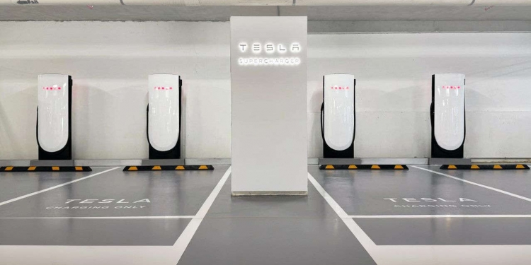 Tesla Supercharger V4 pertama Asia Tenggara dipasang di IOI City Mall Putrajaya dan IOI Mall Puchong