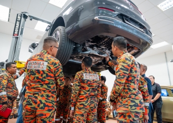 Mercedes Benz dan Bomba pertingkat latihan kecemasan dan kemalangan berkaitan EV