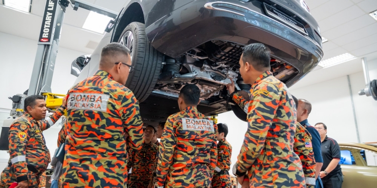 Mercedes Benz dan Bomba pertingkat latihan kecemasan dan kemalangan berkaitan EV
