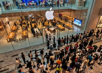 Hari pertama jualan iPhone 16 meriah di Apple Store TRX