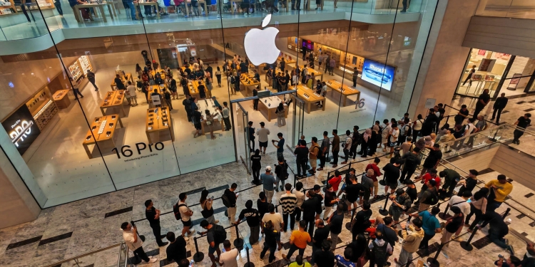 Hari pertama jualan iPhone 16 meriah di Apple Store TRX