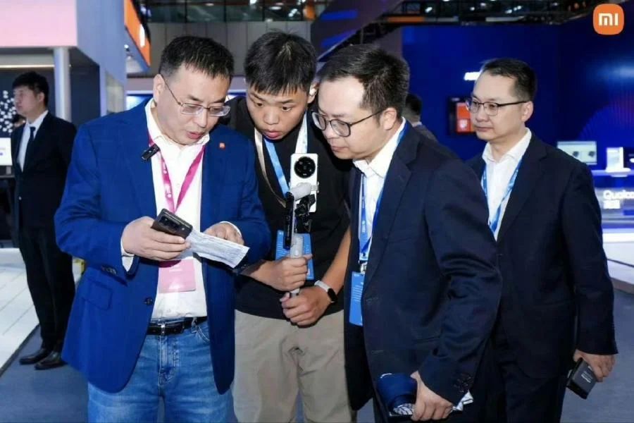 VP Xiaomi dipercayai menggunakan Xiaomi 15 Pro