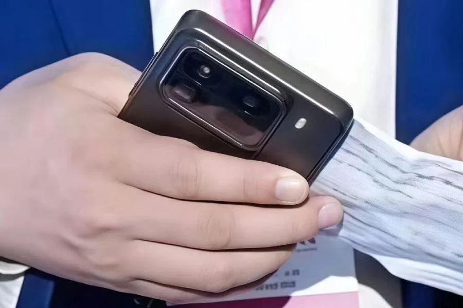 VP Xiaomi dipercayai menggunakan Xiaomi 15 Pro