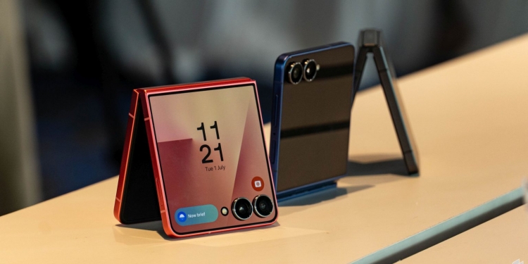 Samsung Galaxy Z Flip 7 & Flip 7 FE diumum, kini dengan skrin luar penuh & Exynos 2500