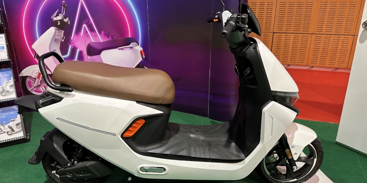 Blueshark tawar skuter elektrik SoloEra Solo 1C pada harga hanya RM599