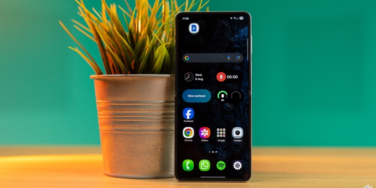 Kenapa FlexWindow Galaxy Z Flip7 buat telefon lipat jadi lebih praktikal dari sebelum ini