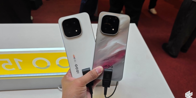 iQoo 15 tiba di Malaysia dari RM3,699, fon flagship berkuasa Snapdragon 8 Elite Gen 5