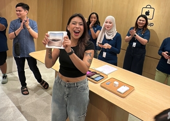 iPhone Duo kini rasmi di Malaysia, barisan di Apple Store TRX jauh lebih lengang