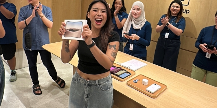 iPhone Duo kini rasmi di Malaysia, barisan di Apple Store TRX jauh lebih lengang