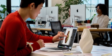 MacBook Pro kini ada skrin sentuh OLED & Dynamic Island, harga di Malaysia bermula RM11,999