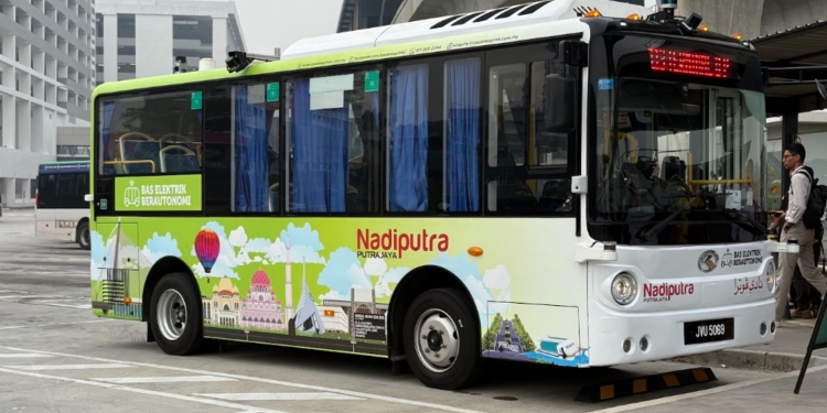 Bas elektrik berautonomi Putrajaya kini rasmi beroperasi waktu hari bekerja!